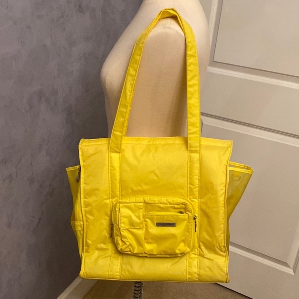 Cute Sunny Yellow Pet Carrier Breathable Lightweight Soft Texture Bottom Insert